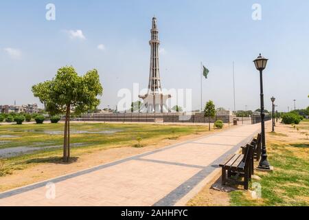 Lahore Iqbal Park Minar - e-Pakistan National Monument, das Malerische Ansicht mit Winkenden Pakistan Flagge an einem sonnigen blauen Himmel Tag Stockfoto