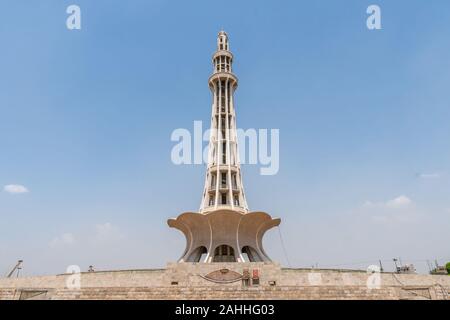 Lahore Iqbal Park Minar - e-Pakistan National Monument, malerischen Blick auf einem sonnigen blauen Himmel Tag Stockfoto