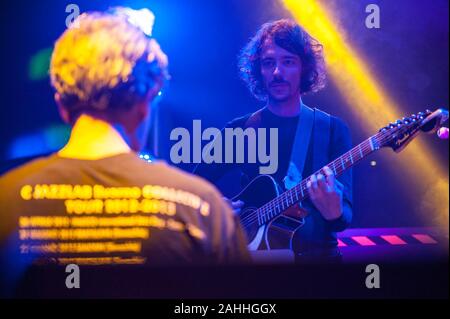 Francesco 'Maestro' Pellegrini duetta col Padre e apre Il Concerto presentando alcuni suoi Pezzi inediti während des Zen Zirkus - Natale Zen am Sumpf Club in Massa (MS), Italien, 25. Dezember 2019 Stockfoto