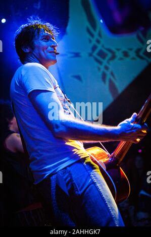 Massimiliano 'Ufo' Schiavelli, bassista degli Zen Zirkus. Während des Zen Zirkus - Natale Zen am Sumpf Club in Massa (MS), Italien, 25. Dezember 2019 Stockfoto