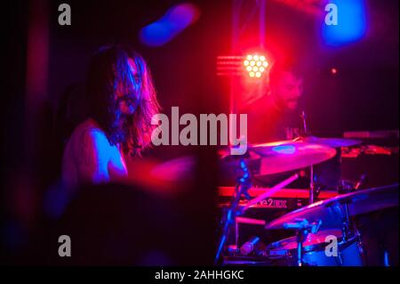 Karim Qqru, batterista degli Zen Circus, e Fabrizio Pagni alle tastiere. Während des Zen Zirkus - Natale Zen am Sumpf Club in Massa (MS), Italien, 25. Dezember 2019 Stockfoto