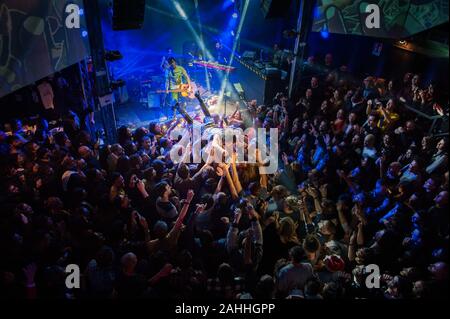 Stage Diving. Il pubblico dello Sumpf sostiene Andrea Appino während des Zen Zirkus - Natale Zen, Swamp Club, Massa (MS), Italien, 25. Dez 2019 Stockfoto