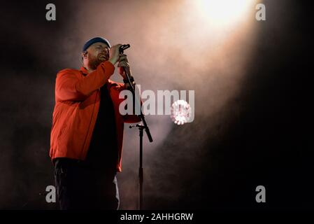 TURIN, Italien, 19. Oktober 2019: Tom Walker führt live auf der Bühne des OGR Büro Grandi Riparazioni in Turin. Stockfoto