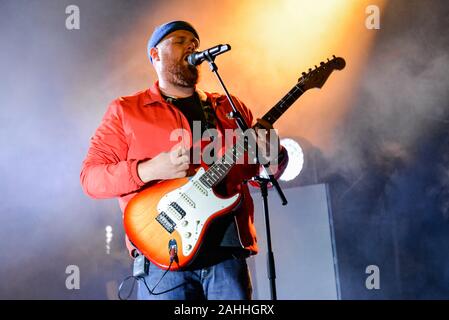 TURIN, Italien, 19. Oktober 2019: Tom Walker führt live auf der Bühne des OGR Büro Grandi Riparazioni in Turin. Stockfoto