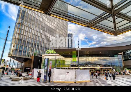 Fassade des Hauptbahnhofs von Wien, mit der Passagiere im Vordergrund. (Wien Hauptbahnhof) Österreichische Bundesbahnen (ÖBB). Stockfoto