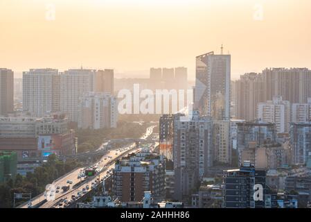 Chengdu, Provinz Sichuan, China-Sept 21, 2019: Urban Highway und Skyline bei Tageslicht Stockfoto