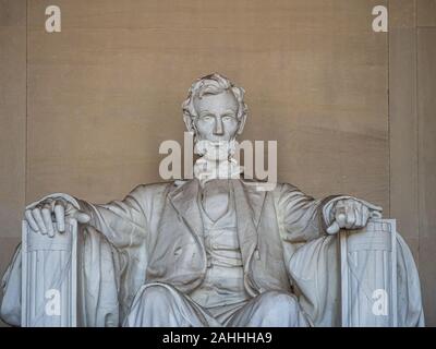 Washington D.C., District of Columbia, Vereinigte Staaten von Amerika: [Abraham Lincoln Memorial und seine Statue im Griechischen Tempel in der Spalte Stockfoto