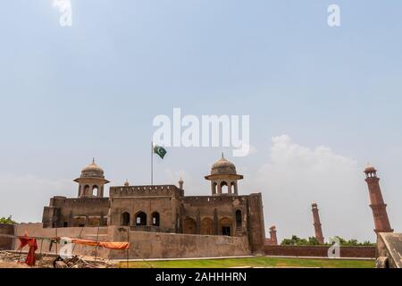 Lahore Fort malerischen Atemberaubenden Blick auf Alamgiri Tor mit Winkenden Pakistan Flagge an einem sonnigen blauen Himmel Tag Stockfoto