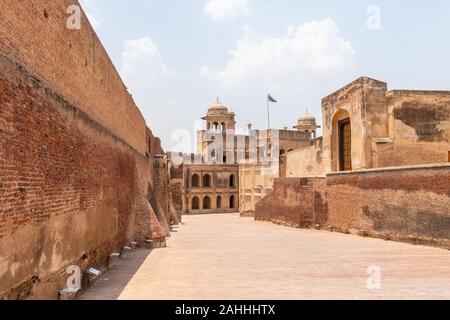 Lahore Fort malerischen Atemberaubenden Blick auf Alamgiri Tor mit Winkenden Pakistan Flagge an einem sonnigen blauen Himmel Tag Stockfoto