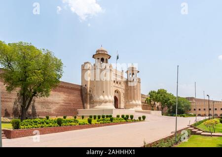 Lahore Fort malerischen Atemberaubenden Blick auf Alamgiri Tor mit Winkenden Pakistan Flagge an einem sonnigen blauen Himmel Tag Stockfoto