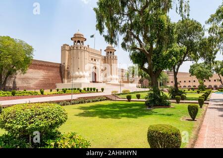 Lahore Fort malerischen Atemberaubenden Blick auf Alamgiri Tor mit Winkenden Pakistan Flagge an einem sonnigen blauen Himmel Tag Stockfoto