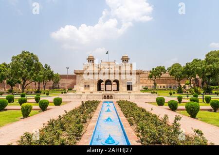 Lahore Fort malerischen Atemberaubenden Blick auf Hazuri Bagh Park und Alamgiri Tor mit Winkenden Pakistan Flagge an einem sonnigen blauen Himmel Tag Stockfoto