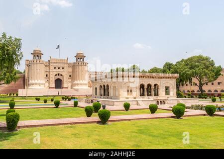 Lahore Fort malerischen Atemberaubenden Blick auf Alamgiri Tor mit Winkenden Pakistan Flagge an einem sonnigen blauen Himmel Tag Stockfoto