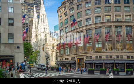 Manhattan, New York City, Vereinigte Staaten von Amerika - die St. Patrick's Cathedral neben Rockefeller Center Plaza, 5th Ave, amerikanische Flaggen Street Festival Stockfoto