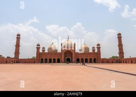 Lahore Badshahi Moschee malerischen Atemberaubenden Blick mit Besuchern auf einem sonnigen blauen Himmel Tag Stockfoto