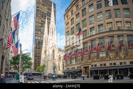 Manhattan, New York City, Vereinigte Staaten von Amerika - die St. Patrick's Cathedral neben Rockefeller Center Plaza, 5th Ave, amerikanische Flaggen Street Festival Stockfoto