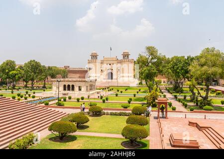 Lahore Fort malerischen Atemberaubenden Blick auf Hazuri Bagh Park und Alamgiri Tor mit Winkenden Pakistan Flagge an einem sonnigen blauen Himmel Tag Stockfoto