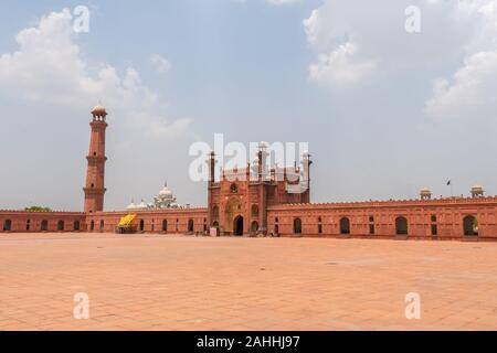 Lahore Badshahi Moschee malerischen Atemberaubenden Blick mit Besuchern auf einem sonnigen blauen Himmel Tag Stockfoto
