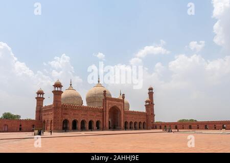 Lahore Badshahi Moschee malerischen Atemberaubenden Blick mit Besuchern auf einem sonnigen blauen Himmel Tag Stockfoto