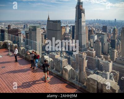 New York City, Manhattan-Insel, Vereinigte Staaten von Amerika: [ Gebäude am Rockefeller Center plaza, Blick auf das Besucherzentrum, Panorama-Aussichtsplattform ] Stockfoto