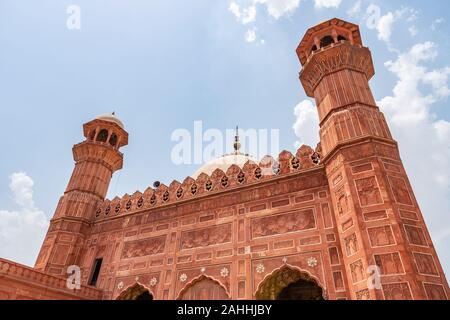 Lahore Badshahi Moschee malerischen Atemberaubenden Blick auf das Minarett an einem sonnigen blauen Himmel Tag Stockfoto