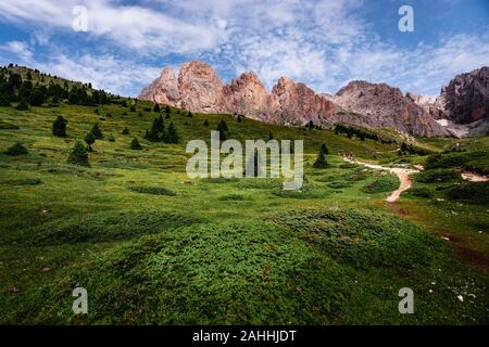 Einige Fotos von der schönen Seceda, Südtirol, ein Ort, der für Ferien, mit seinen Wiesen, Blumen spitzen, und aktuell Chalets, Rifugio Firenze in P. Stockfoto