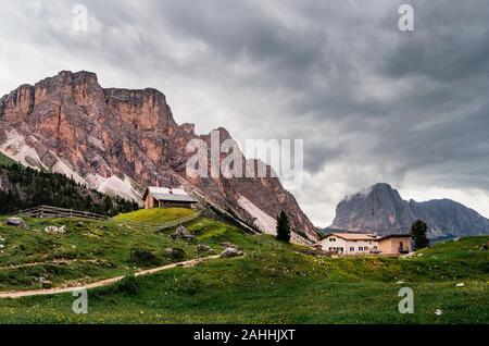 Einige Fotos von der schönen Seceda, Südtirol, ein Ort, der für Ferien, mit seinen Wiesen, Blumen spitzen, und aktuell Chalets, Rifugio Firenze in P. Stockfoto