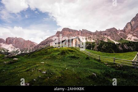 Einige Fotos von der schönen Seceda, Südtirol, ein Ort, der für Ferien, mit seinen Wiesen, Blumen spitzen, und aktuell Chalets, Rifugio Firenze in P. Stockfoto