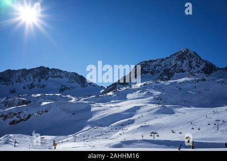 Stubaier Gletscher, Österreich - 17. Februar 2019 - In Österreichs größtem Gletscherskigebiet Wintersport. Ideal für alle Aktivitäten im Winter. Stockfoto