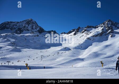 Stubaier Gletscher, Österreich - 17. Februar 2019 - In Österreichs größtem Gletscherskigebiet Wintersport. Ideal für alle Aktivitäten im Winter. Stockfoto