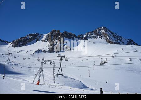 Stubaier Gletscher, Österreich - 17. Februar 2019 - In Österreichs größtem Gletscherskigebiet Wintersport. Ideal für alle Aktivitäten im Winter. Stockfoto