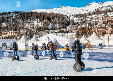 Segway-Snow-Polo-Spieler während der Snow Polo World Cup 2011 in St. Moritz, Schweiz. Stockfoto