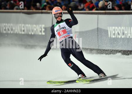 Oberstdorf, Deutschland. 29 Dez, 2019. Karl GEIGER (GER), Jubel, Freude, Begeisterung, Aktion, Single Action, Einzelbild, ausgeschnitten, ganze Körper geschossen, die ganze Figur. Skispringen, 68th Internationalen Vierschanzentournee 2019/20. Öffnung des Wettbewerbs in Oberstdorf, AUDI ARENA am 29. Dezember 2019. | Verwendung der weltweiten Kredit: dpa/Alamy leben Nachrichten Stockfoto