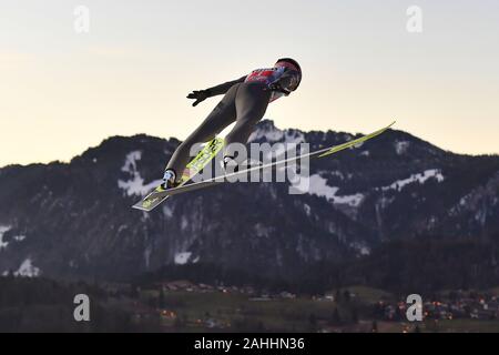 Oberstdorf, Deutschland. 29 Dez, 2019. Stefan Kraft (AUT), springen über Oberstdorf mit Alpenpanorama. Aktion. Skispringen, 68th Internationalen Vierschanzentournee 2019/20. Öffnung des Wettbewerbs in Oberstdorf, AUDI ARENA am 29. Dezember 2019. | Verwendung der weltweiten Kredit: dpa/Alamy leben Nachrichten Stockfoto