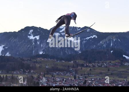 Oberstdorf, Deutschland. 29 Dez, 2019. Constantin Schmid (GER), springen über Oberstdorf mit Alpenpanorama. Aktion. Skispringen, 68th Internationalen Vierschanzentournee 2019/20. Öffnung des Wettbewerbs in Oberstdorf, AUDI ARENA am 29. Dezember 2019. | Verwendung der weltweiten Kredit: dpa/Alamy leben Nachrichten Stockfoto