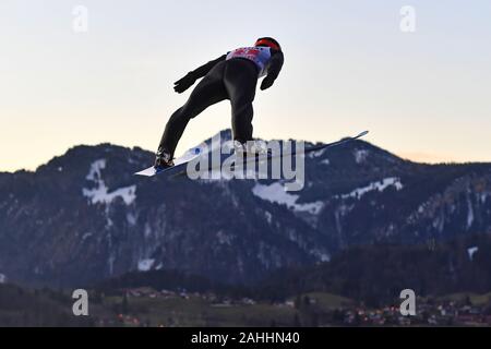 Oberstdorf, Deutschland. 29 Dez, 2019. Stephan LEYHE (GER) springen über Oberstdorf mit Alpenpanorama. Aktion. Skispringen, 68th Internationalen Vierschanzentournee 2019/20. Öffnung des Wettbewerbs in Oberstdorf, AUDI ARENA am 29. Dezember 2019. | Verwendung der weltweiten Kredit: dpa/Alamy leben Nachrichten Stockfoto