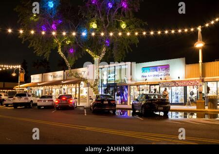 Scottsdale, Arizona. Geschäfte und Galerien in der Altstadt von Scottsdale, Arizona bei Nacht mit Weihnachtsbeleuchtung. Stockfoto