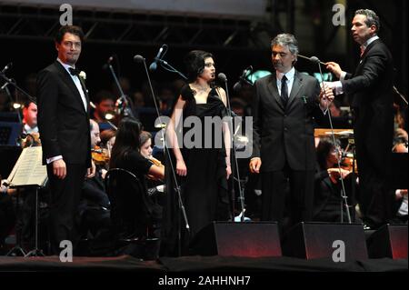 Mailand, Italien, 02. Juni 2008, Live Konzert auf dem Domplatz: Der Sänger Andrea Bocelli, Gianfranco Montresor, Adriana Damato Stockfoto