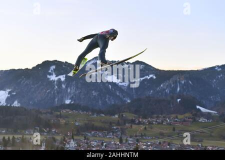 Oberstdorf, Deutschland. 29 Dez, 2019. Karl GEIGER (GER), springen über Oberstdorf mit Alpenpanorama. Aktion. Skispringen, 68th Internationalen Vierschanzentournee 2019/20. Öffnung des Wettbewerbs in Oberstdorf, AUDI ARENA am 29. Dezember 2019. | Verwendung der weltweiten Kredit: dpa/Alamy leben Nachrichten Stockfoto