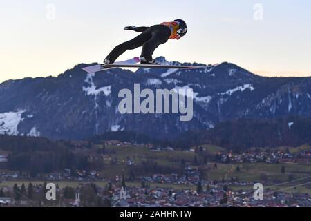 Oberstdorf, Deutschland. 29 Dez, 2019. Ryoyu Kobayashi (JPN), springen über Oberstdorf mit Alpenpanorama. Aktion. Skispringen, 68th Internationalen Vierschanzentournee 2019/20. Öffnung des Wettbewerbs in Oberstdorf, AUDI ARENA am 29. Dezember 2019. | Verwendung der weltweiten Kredit: dpa/Alamy leben Nachrichten Stockfoto