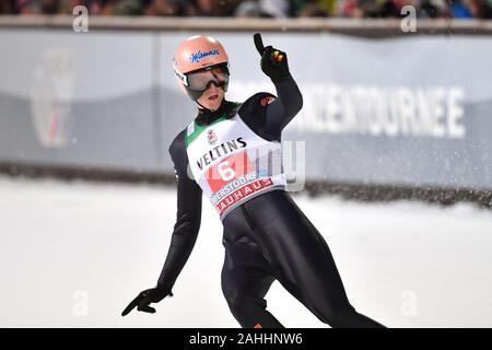 Oberstdorf, Deutschland. 29 Dez, 2019. Karl GEIGER (GER), Jubel, Freude, Begeisterung für Platz 2, Action, Einzelbild, einziges Motiv ausschneiden, halb Bild, halb Abbildung. Skispringen, 68th Internationalen Vierschanzentournee 2019/20. Öffnung des Wettbewerbs in Oberstdorf, AUDI ARENA am 29. Dezember 2019. | Verwendung der weltweiten Kredit: dpa/Alamy leben Nachrichten Stockfoto