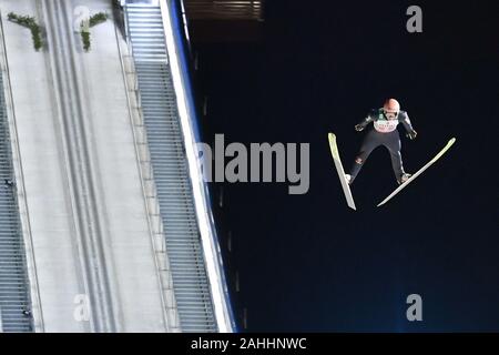 Oberstdorf, Deutschland. 29 Dez, 2019. Karl GEIGER (GER), Jump, Aktion vor dem Hügel. Skispringen, 68th Internationalen Vierschanzentournee 2019/20. Öffnung des Wettbewerbs in Oberstdorf, AUDI ARENA am 29. Dezember 2019. | Verwendung der weltweiten Kredit: dpa/Alamy leben Nachrichten Stockfoto