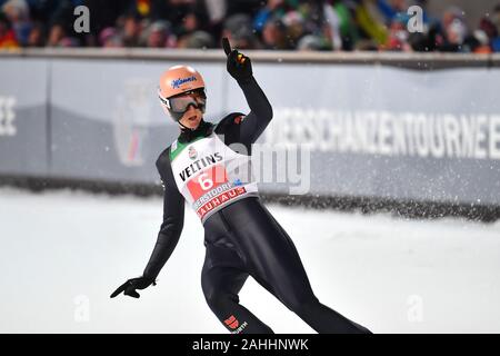 Oberstdorf, Deutschland. 29 Dez, 2019. Karl GEIGER (GER), Jubel, Freude, Begeisterung für Platz 2, Action, Einzelbild, einziges Motiv ausschneiden, halb Bild, halb Abbildung. Skispringen, 68th Internationalen Vierschanzentournee 2019/20. Öffnung des Wettbewerbs in Oberstdorf, AUDI ARENA am 29. Dezember 2019. | Verwendung der weltweiten Kredit: dpa/Alamy leben Nachrichten Stockfoto