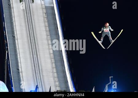 Oberstdorf, Deutschland. 29 Dez, 2019. Stefan Kraft (AUT), Jump, Aktion vor dem Hügel. Skispringen, 68th Internationalen Vierschanzentournee 2019/20. Öffnung des Wettbewerbs in Oberstdorf, AUDI ARENA am 29. Dezember 2019. | Verwendung der weltweiten Kredit: dpa/Alamy leben Nachrichten Stockfoto