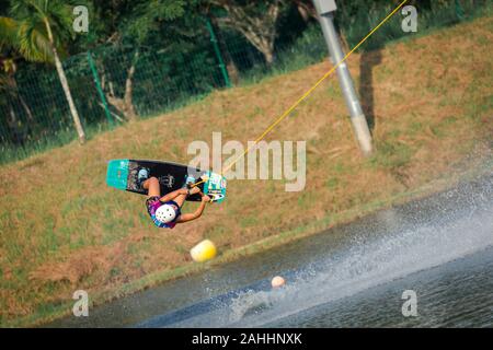 Phuket, Thailand - 22 April 2018: Guy halten Sie den Griff Linie flip mit Wake board im Phuket Wake Park Stockfoto