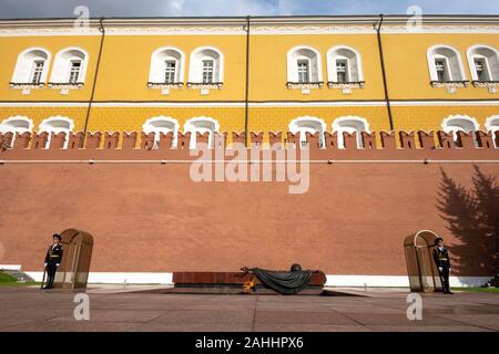 Wachen in der Nähe des Kreml Mauer mit der Unbekannte Soldat Flamme, Alexander Garten in Roter Platz, Moskau, Russland Stockfoto