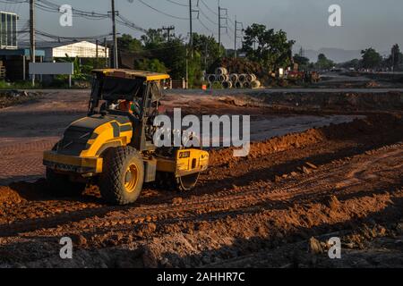 Boden Verdichter mit vibrationswalzen Padfoot-walze. Schwere Maschinen arbeiten auf der Autobahn Baustelle. Fahrzeug für Bodenverdichtung. Straßenbau Stockfoto