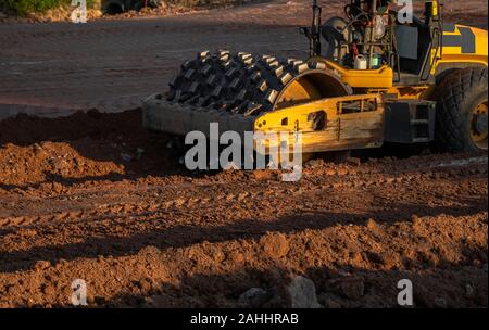 Boden Verdichter mit vibrationswalzen Padfoot-walze. Schwere Maschinen arbeiten auf der Autobahn Baustelle. Fahrzeug für Bodenverdichtung. Straßenbau Stockfoto