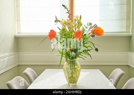 Blumenstrauß aus Frühling Sommer Blumen und red Poppies in Vase, stehend am Tisch im Wohnzimmer, Essbereich in der Nähe von Fenster, kopieren Raum Stockfoto