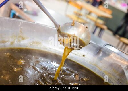 Fisch maw Suppe in einen Topf gießen Stockfoto